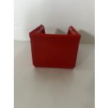 MP 2003 piros műanyag tárolódoboz